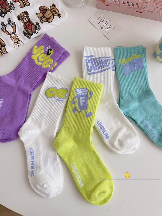 ユニークなデザインの中筒ソックス【春秋用・コットン・通気性・カジュアル】