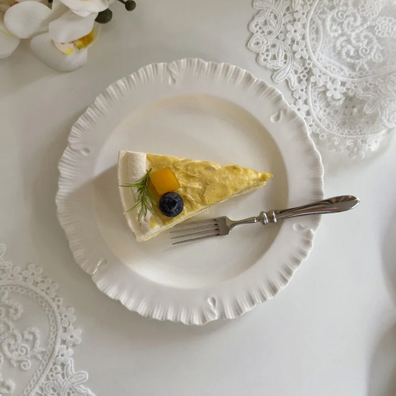 フランス風エンボス加工の陶製ケーキプレート【美しい花形・デザート用】