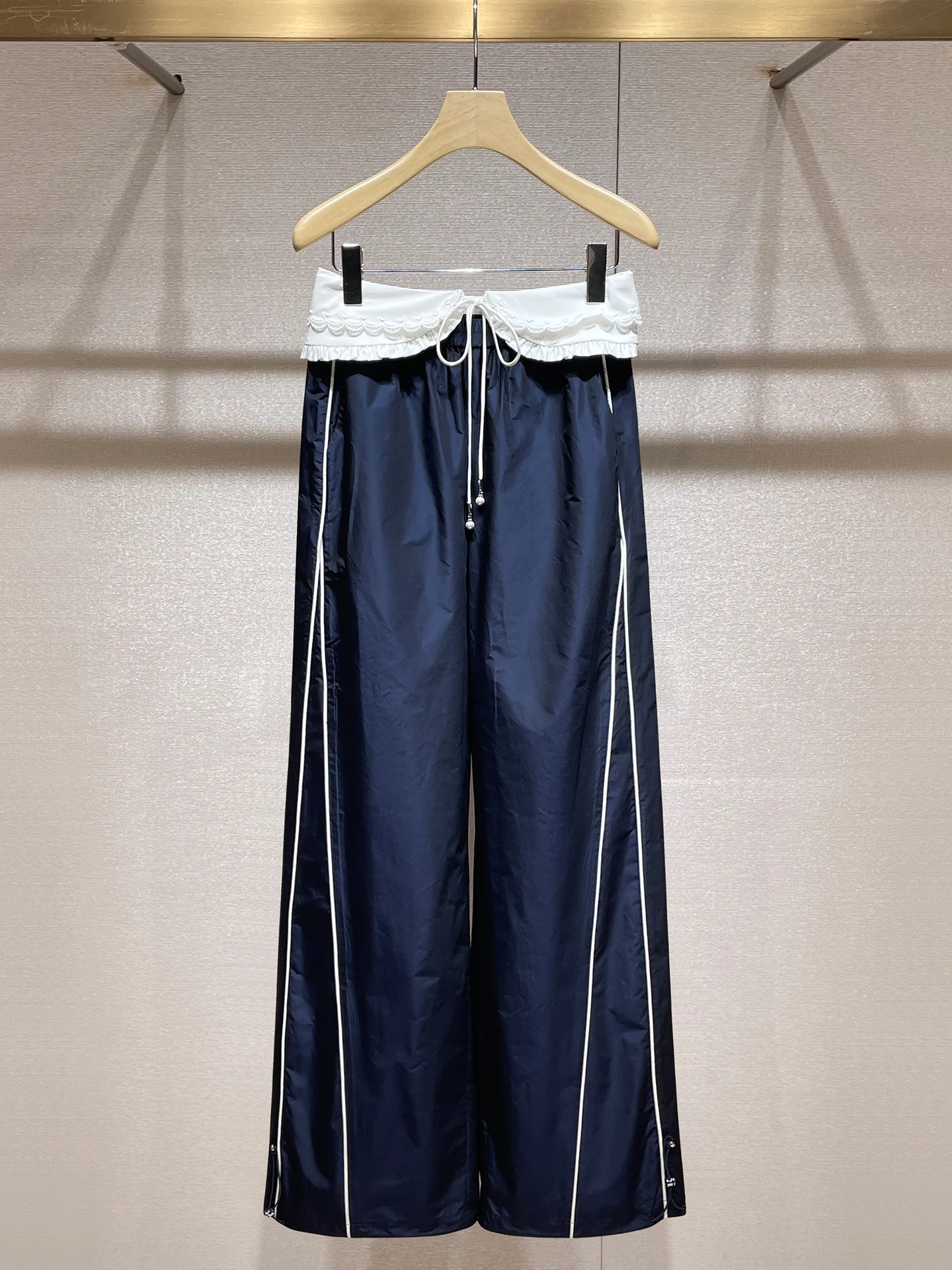 可拆腰封パンツ：フラワーレース刺繍とゆったりストレートの実用性と使い分け