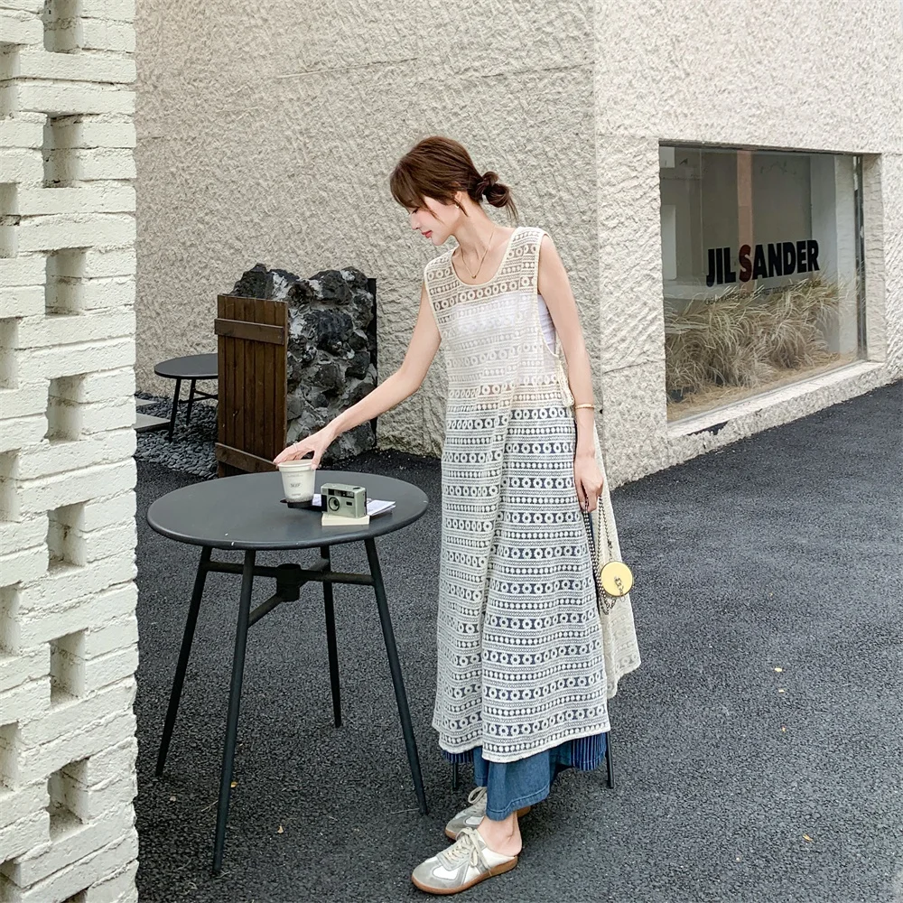 23度の夏に着るべき服は、エレガントで軽いレースワンピースとデニムワイドパンツのセットアップ？