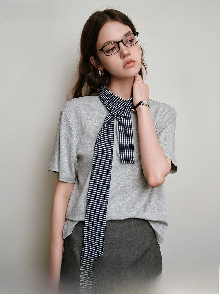 通勤に合うtシャツはどんなもの？グレーのチェック柄Tシャツが解決する夏のスタイル悩み