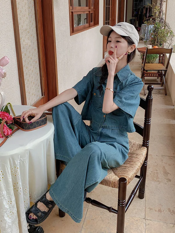 40代の女性にぴったりなカジュアルデニムコーデは、薄手デニムシャツとワイドパンツのセットアップから始める？