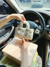 高級感あるダイヤモンド装飾のピンク手提げクラッチバッグ【ショルダー付き・ファッションデザイン】