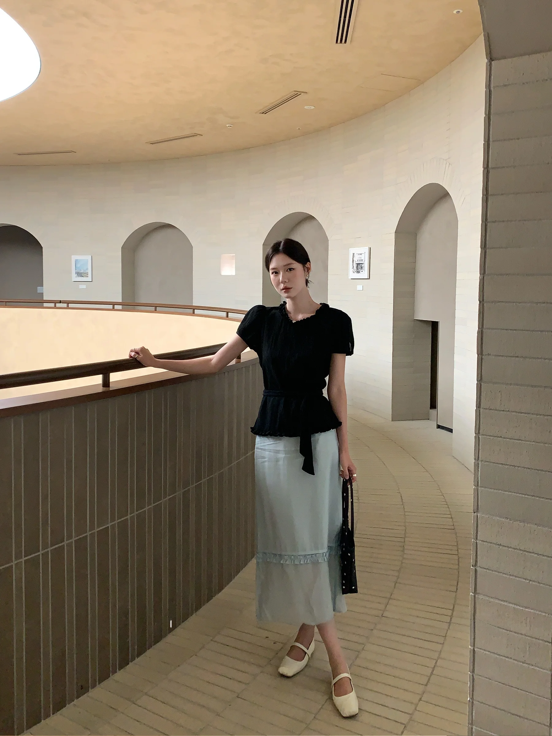 華やかな花柄フレアスカート：二重構造とレースフリルが特徴の通勤スタイル