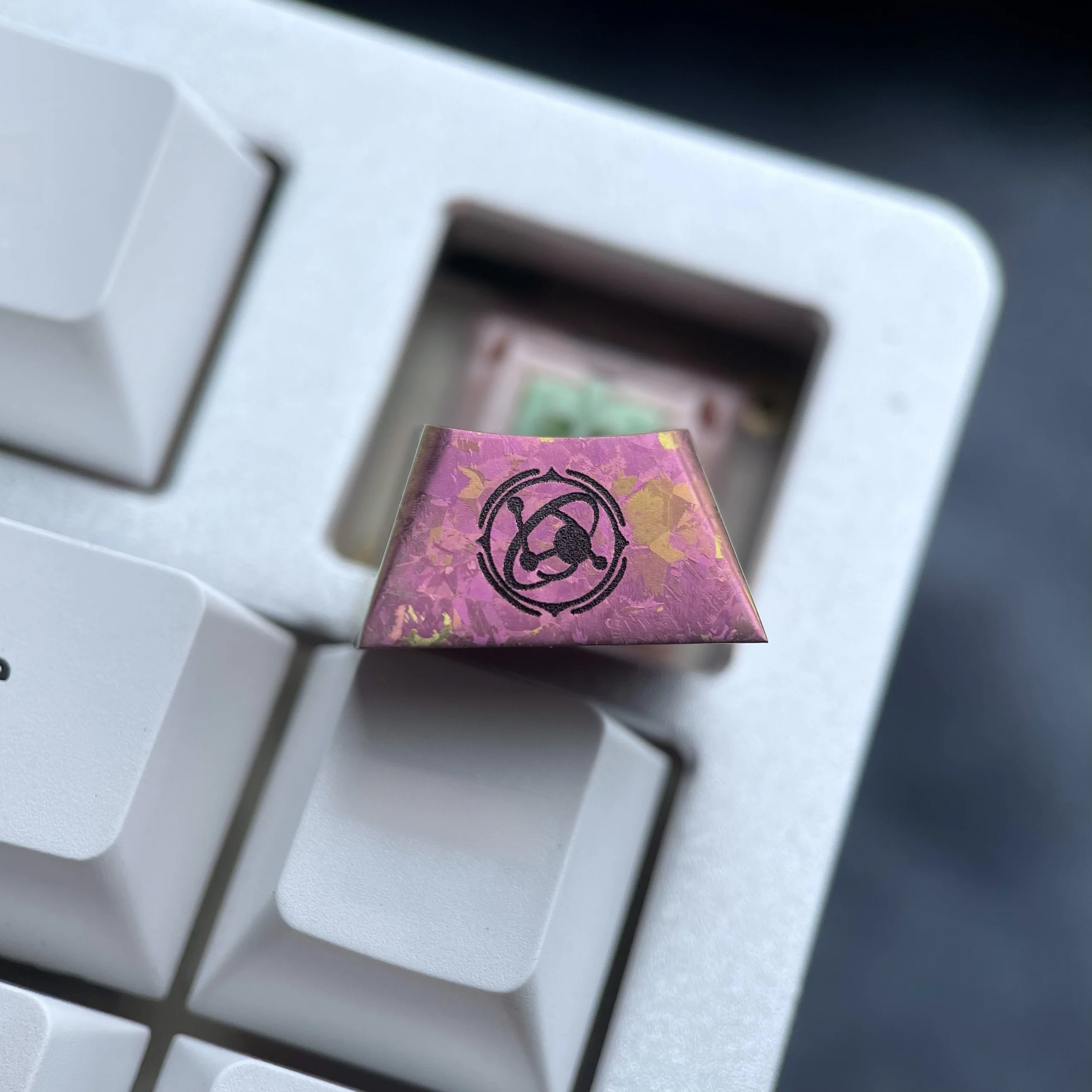 _capslockキーが誤って押されるのはなぜ？その解決法としておすすめのキーボードキーキャップとは？