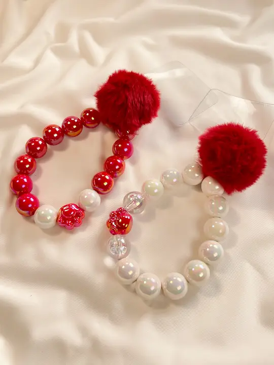 スマートフォン用赤いファー玉付きストラップ【DIYビーズ・ハンドチェーン・カメラ用・高級感あるデザイン】