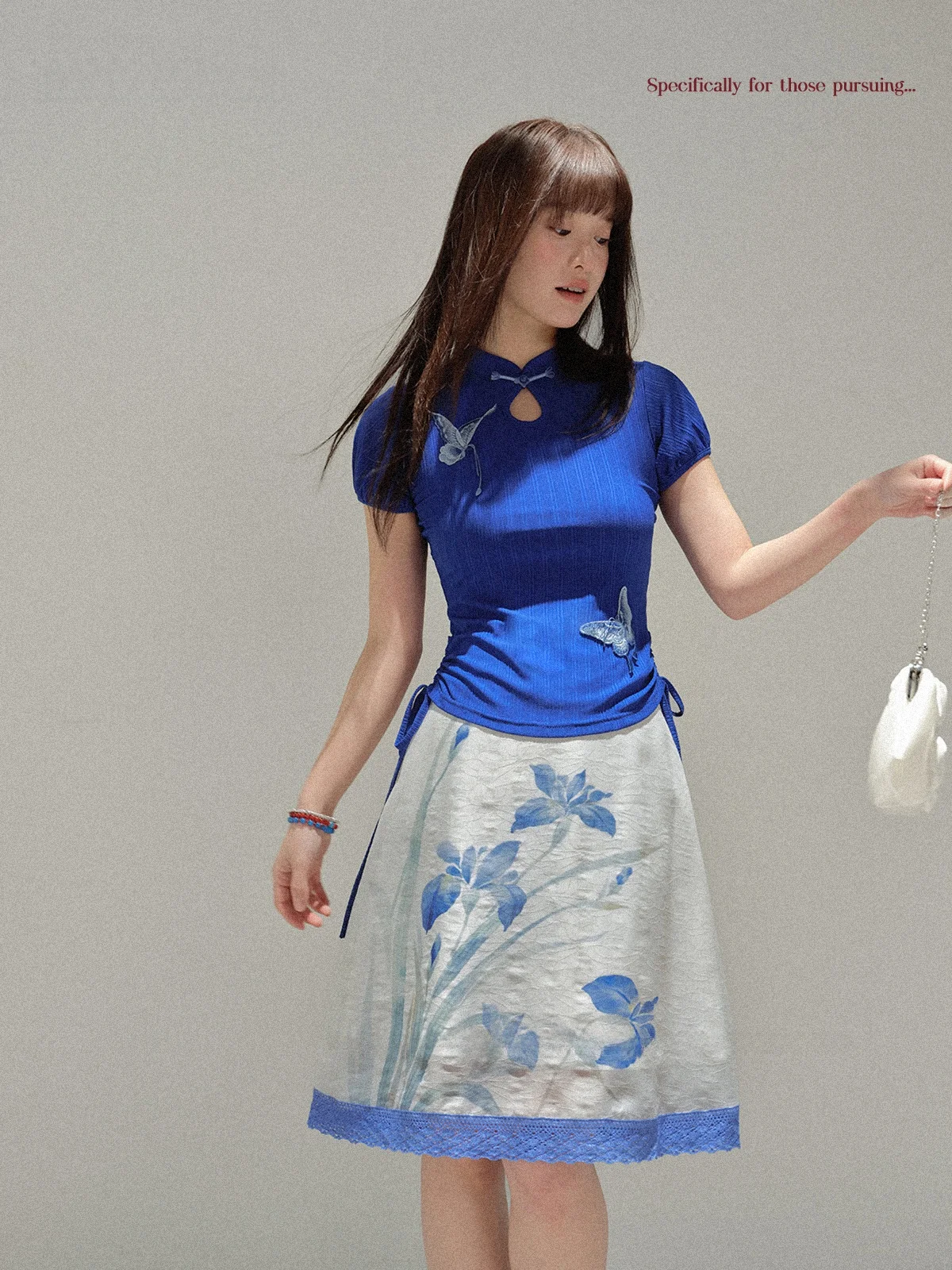 重ね着の悩みを解決するTシャツは、レースインナーと合わせて着るべき？