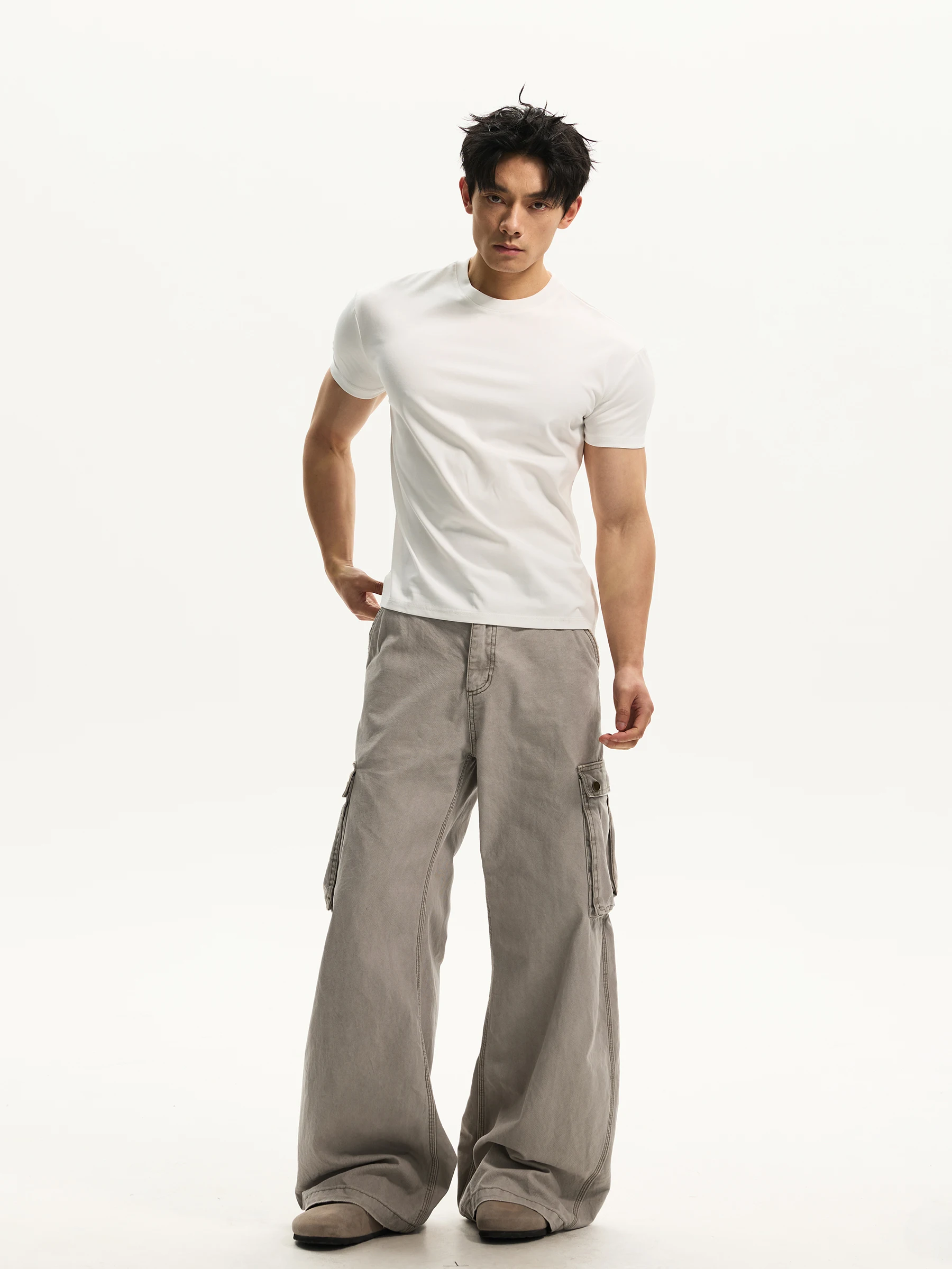 夏のTシャツに悩む男性、どう選ぶ？
