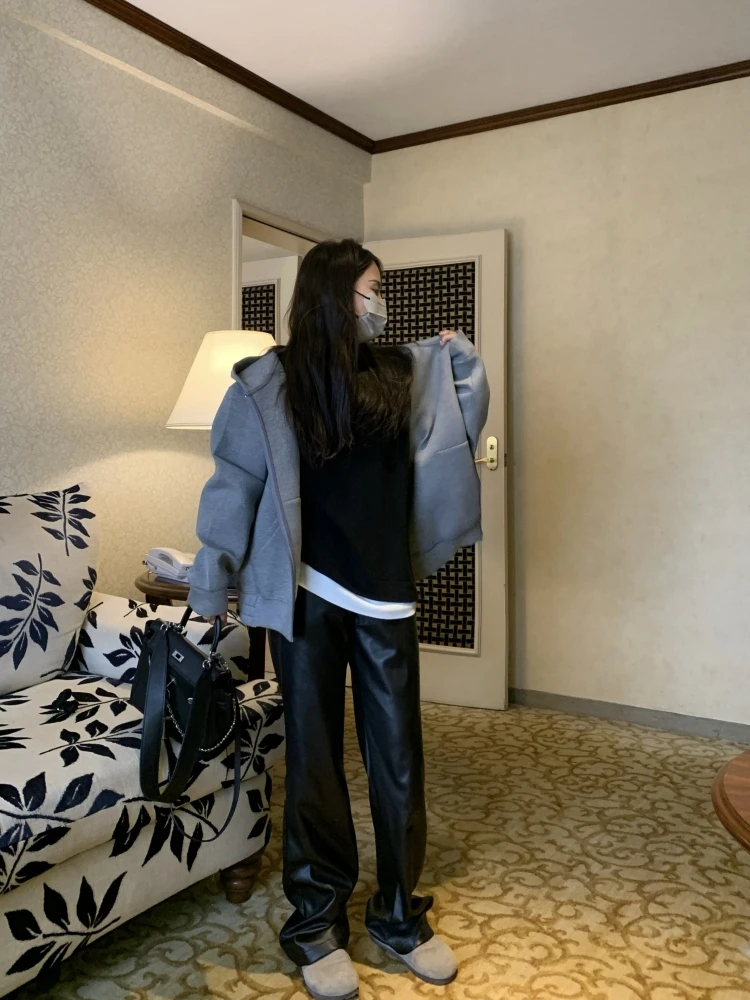 レザー ハーフパンツをどう選ぶ？スタイリッシュで実用性も抜群の「シンプルなレザーパンツ」が今、注目されている