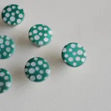 ターコイズグリーンの白いレーザードット貝ボタン