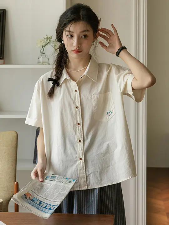 杏色の刺繍入り半袖シャツ【学院風・ゆったりデザイン・夏用】