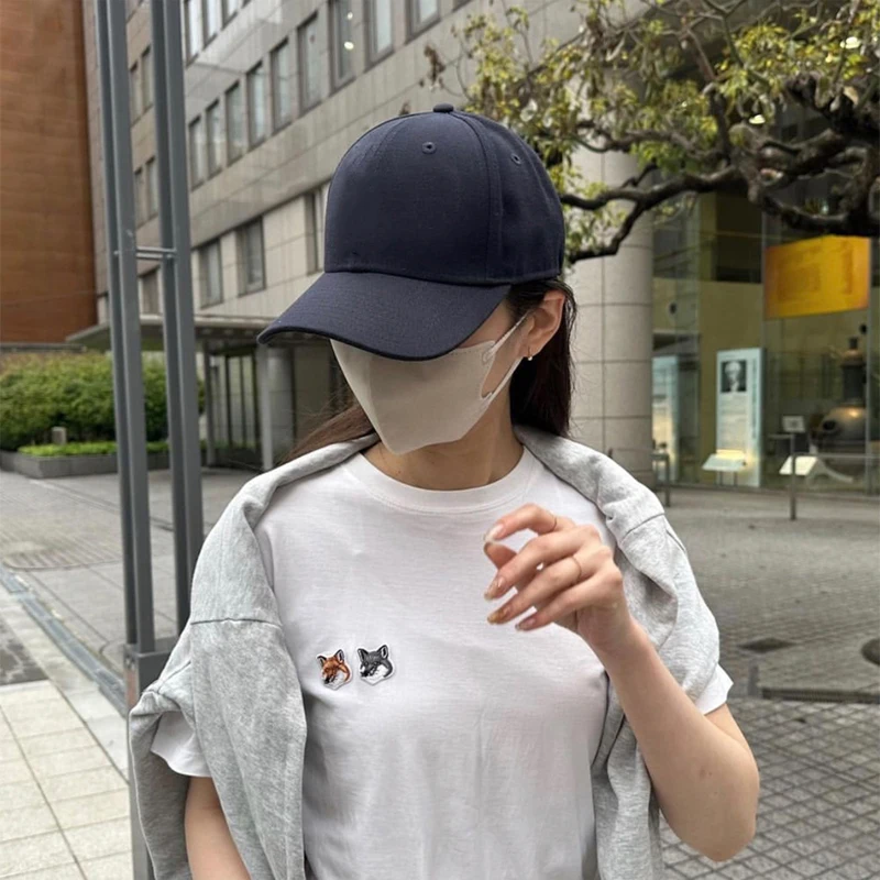 シンプルデザインのブラックキャップ：男女兼用の日常使いに最適なツバ広タイプ