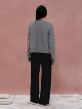 グレーの全羊毛手編みカーディガン【ブラックの編み花・秋冬用・レトロスタイル】