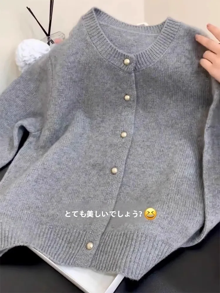 黒のラウンドネックニットカーディガン：春秋重ね着スタイルの極上の柔らかさと通勤風の実用性