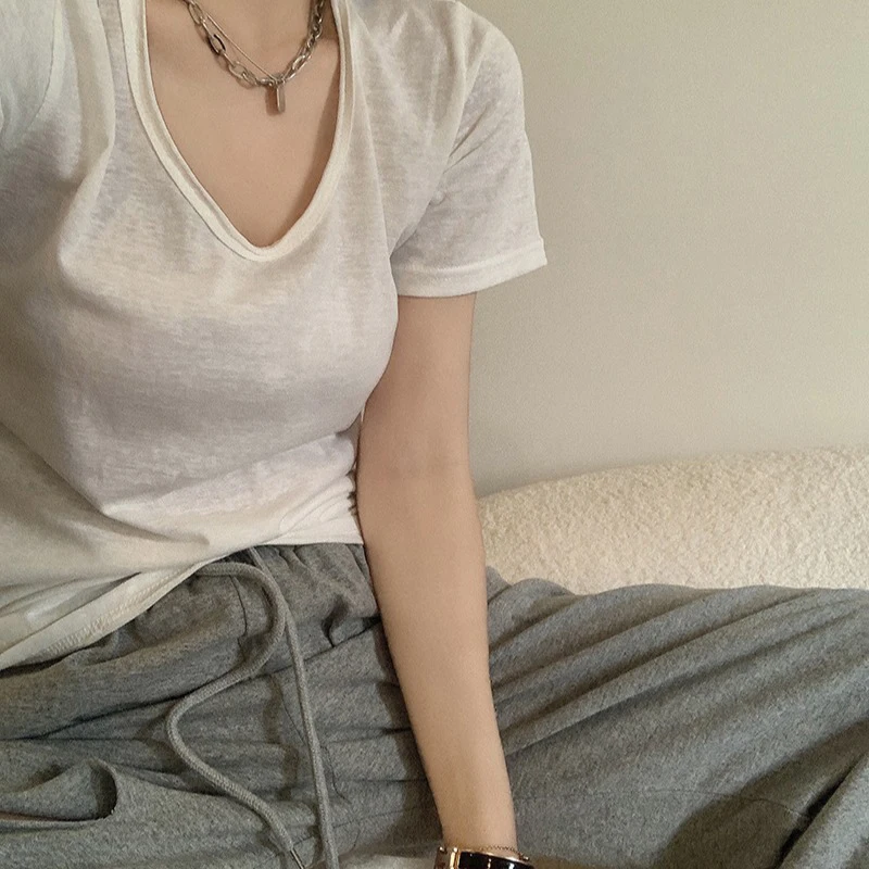 白Tシャツ 黒パンツ レディース おすすめ4選：通勤・カジュアルシーンで使えるリアルな選び方