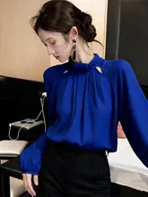 デザイン性の高いオシャレな青いトップス【夏用・軽やか・高級感】