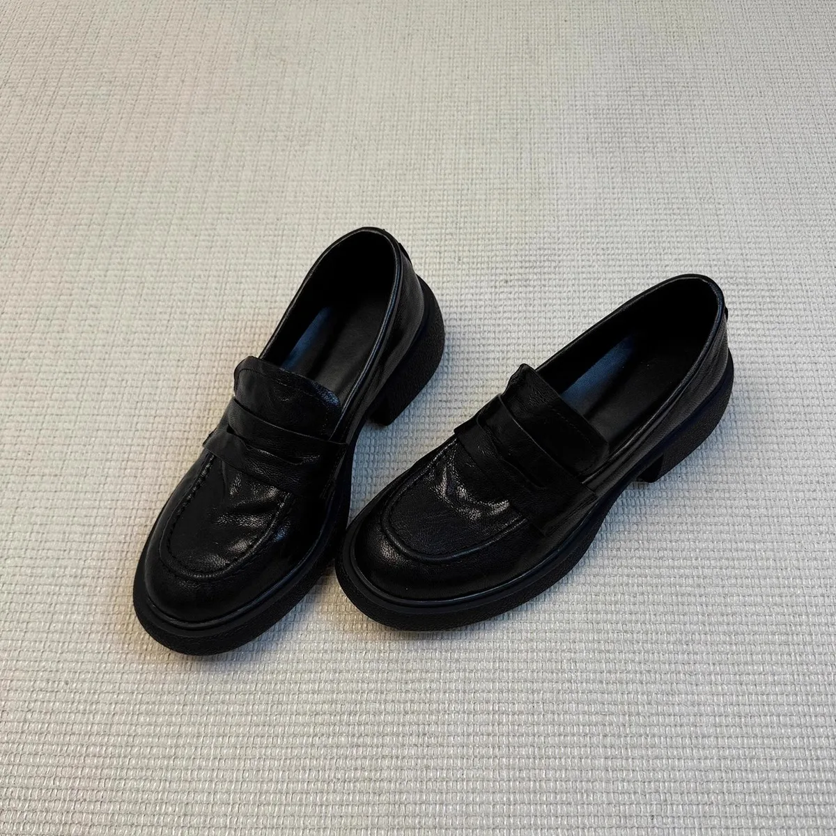羊皮製厚底ローヒールパンプス：通勤シーンで足に負担をかけない日常スタイル