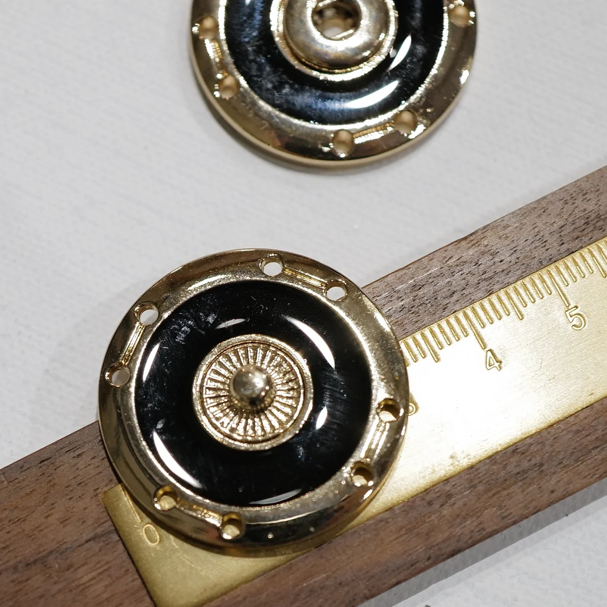 浅金色金属ボタン：黒い内圈と穴あけ不要の高耐久デザイン