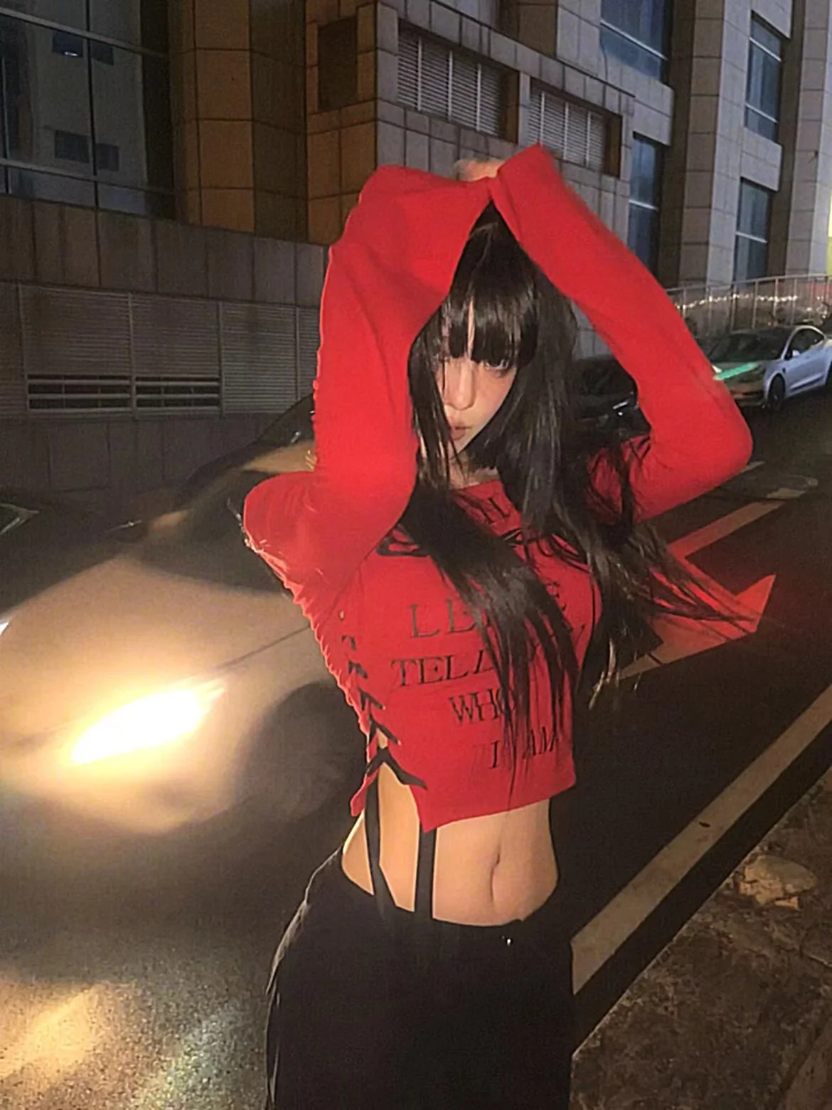 赤のオフショルダー長袖Tシャツ【デザイン性・フィット感・秋用】