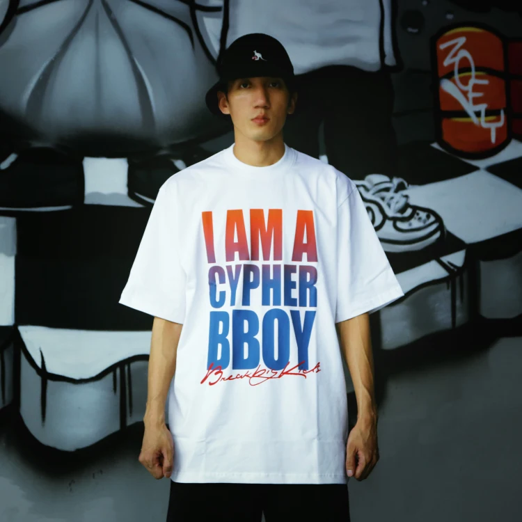 ビッグシルエットのTシャツで街を歩く気分は、本当に変わる？