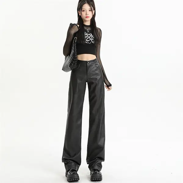ハイウエストの黒いストレートレザー調パンツ【シンプル・フィット・春用】