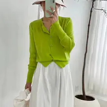 春秋用 レディース メタルボタン付き ニットカーディガン【ショート丈・カジュアルスタイル】