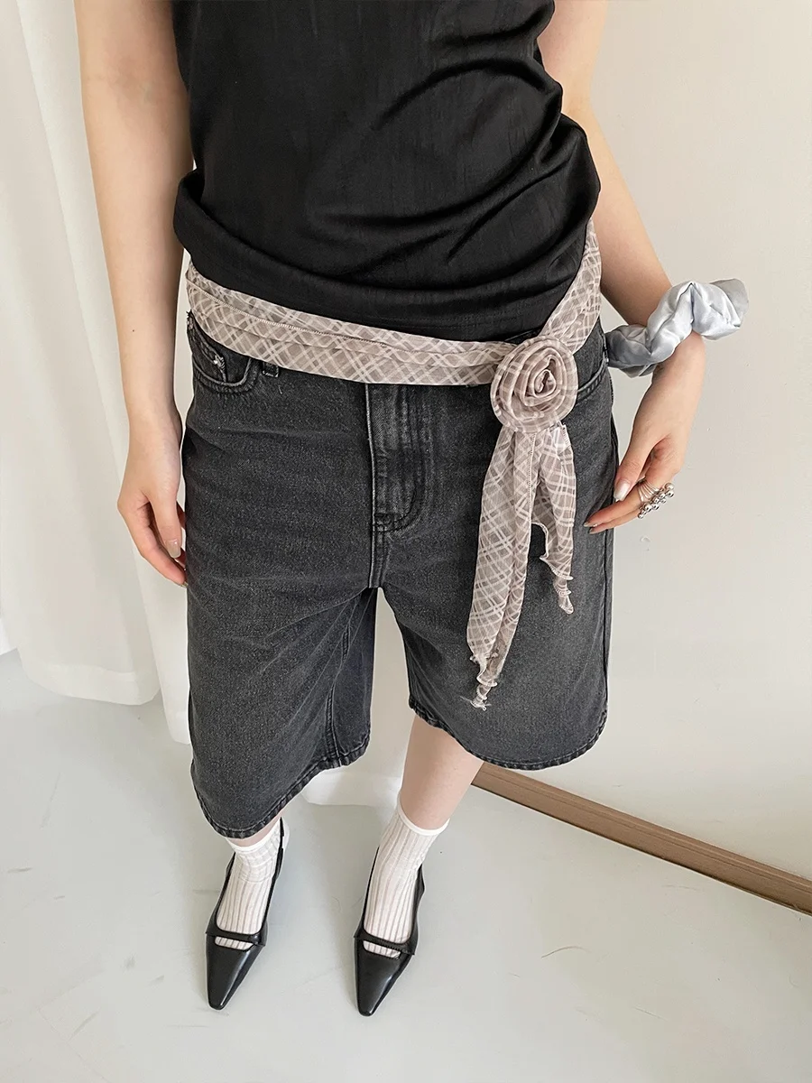 1枚でもオシャレにできる！花柄シルクスカーフの選び方と、どんなシーンで活躍するのか