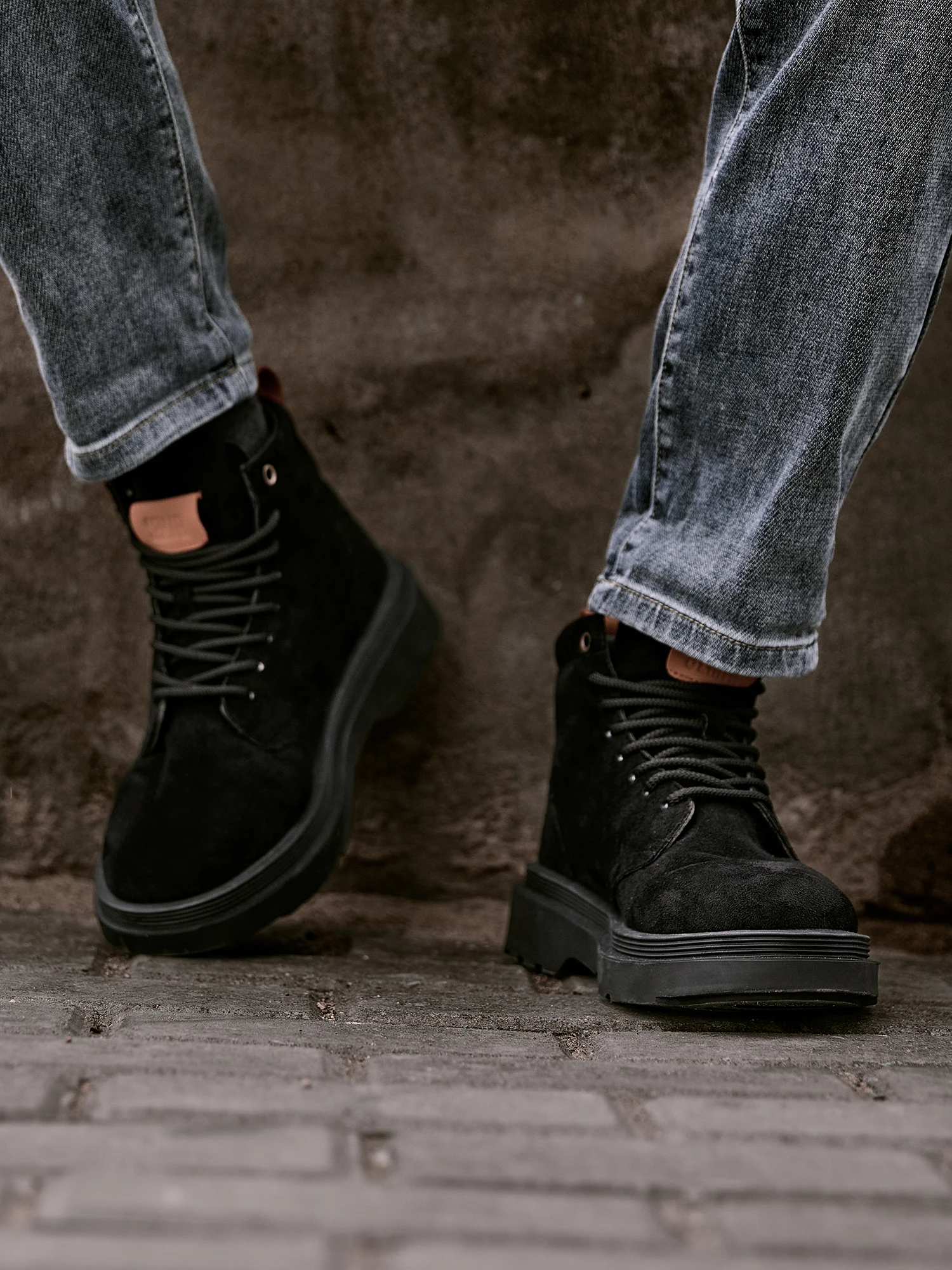 メンズマーチンブーツ：厚底デザインが脚長を長くするカジュアルスタイルの実用性