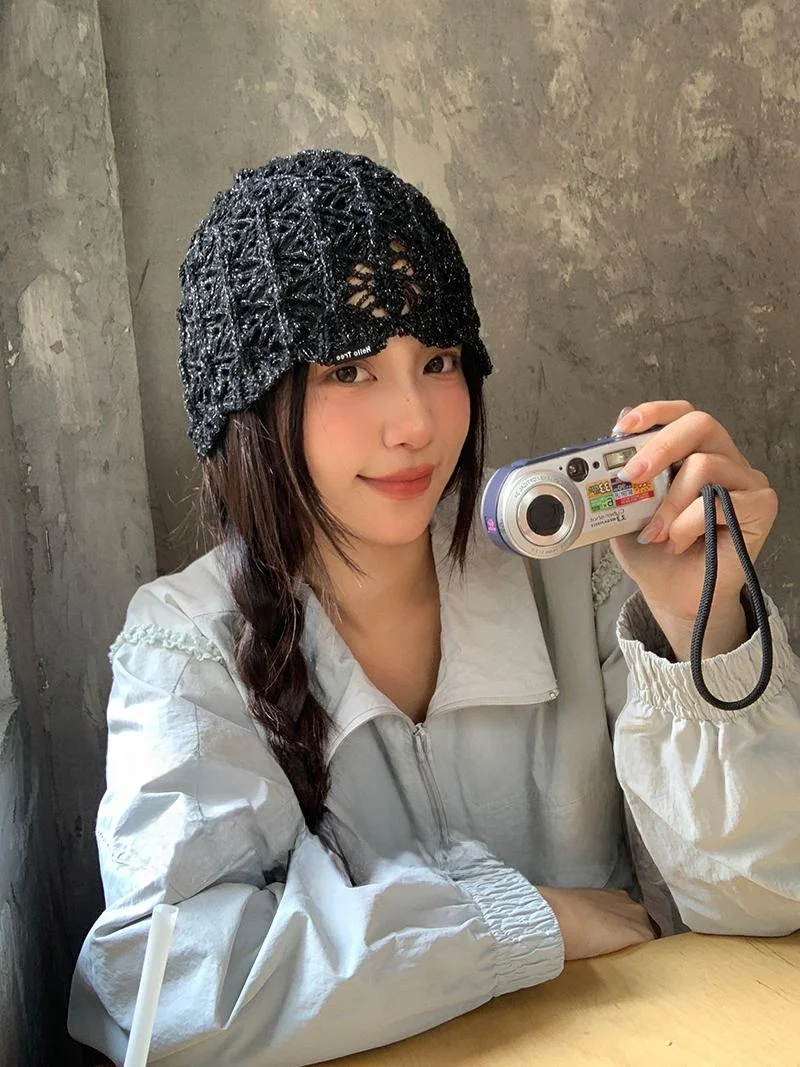 おしゃれなレース編みニット帽：女性向け秋季旅行に最適な街頭スタイル