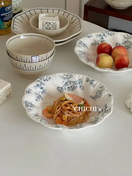 フランス風浮彫りデザインのビンテージブルーフラワー陶器プレート【家庭用・ディッシュ・デザート用・パスタ用・深型】