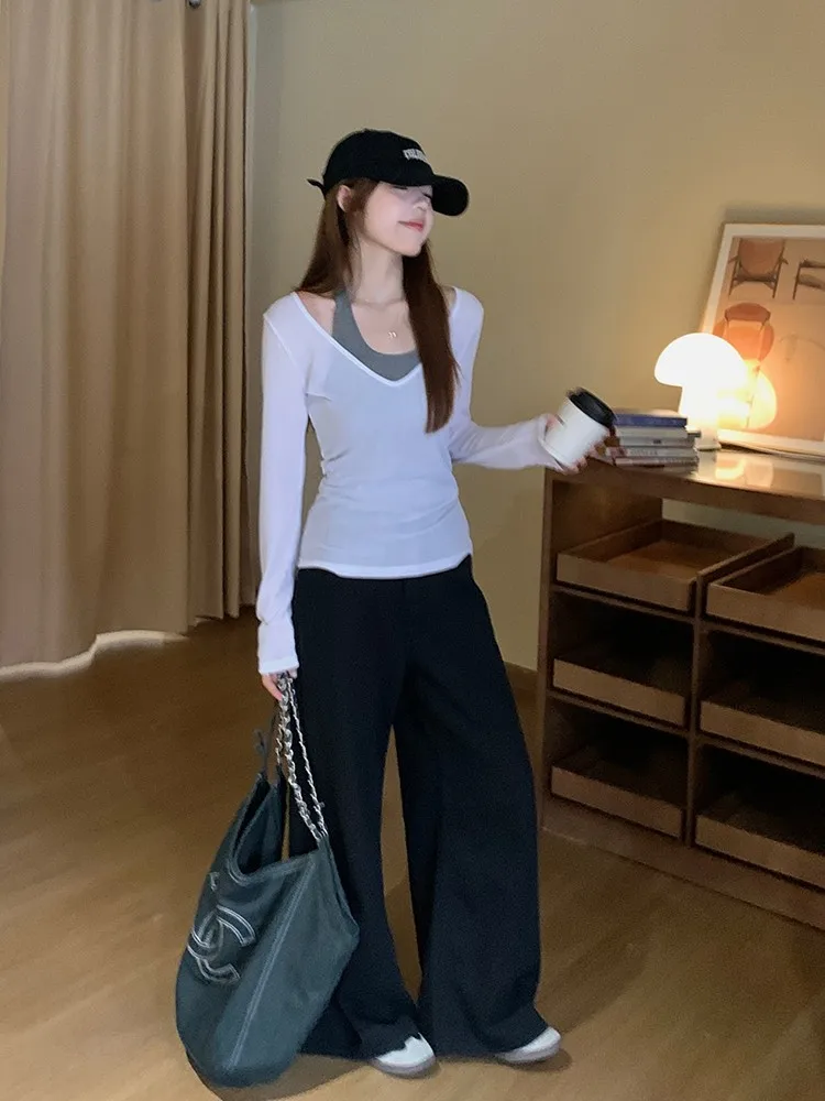 トレンディなカラーコントラストのVネックブラウスとキャミソールのコンビネーション【夏用・シャープなシルエット・重ね着対応】（セットアップ対応）
