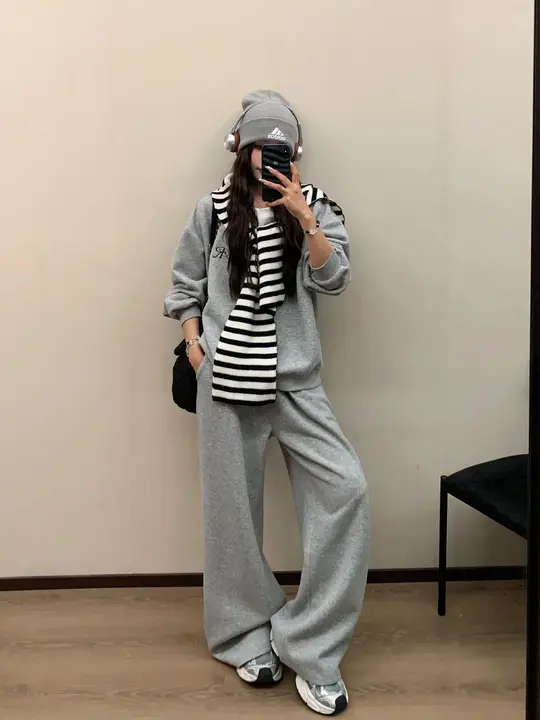 グレーのフェイクツーピースカジュアルスポーツスウェットシャツ【秋用・スタイル・通勤対応】（セットアップ対応）