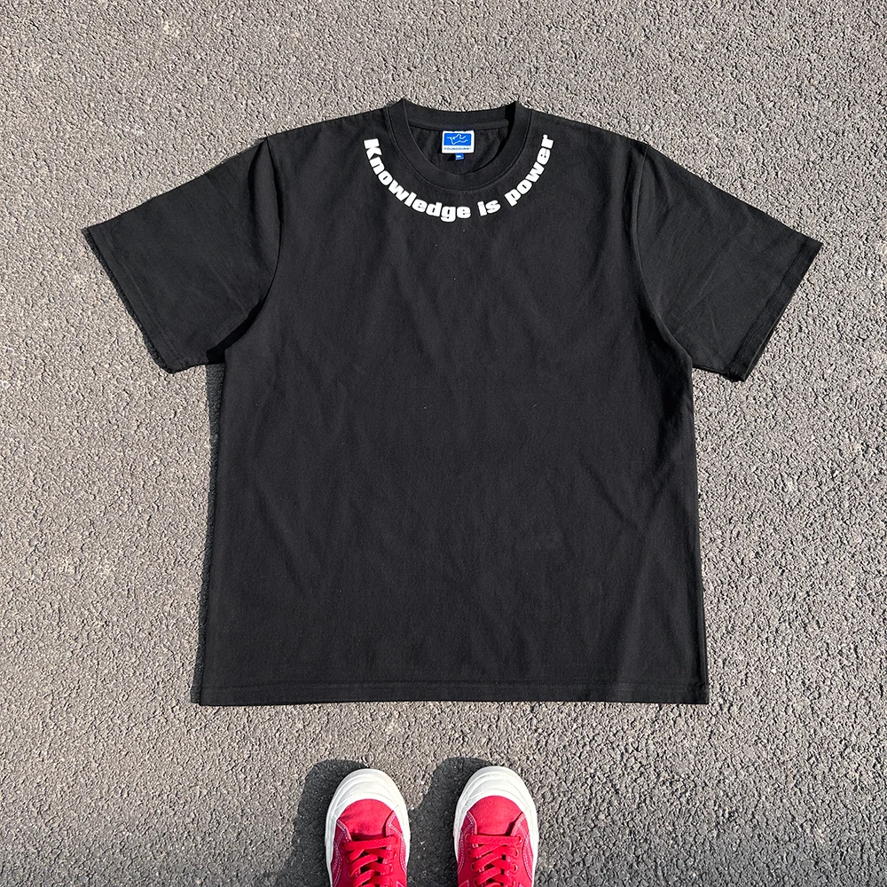 「tシャツ 形」がきれいに見える理由は？背中や首よれに悩む人のための弧形デザイン解説