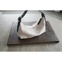 シンプルなデザインのコットンリネン製 牛皮ショルダーバッグ【斜め掛け・小型・バゲットスタイル】