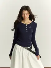 刺繍入りの長袖ニットトップス【ダークブルー・タイトフィット】