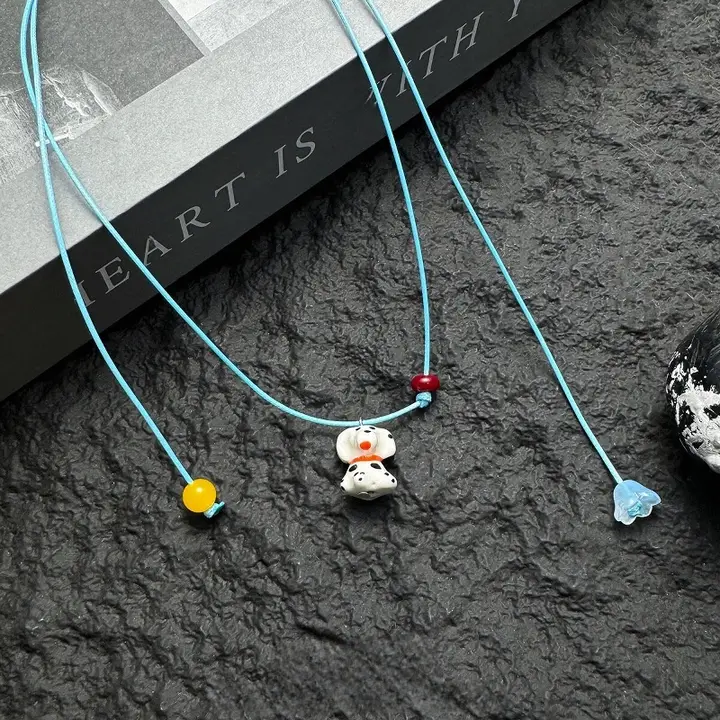 ブルーのレザーコードのドパミン小犬ネックレス【可愛いデザイン・引き伸ばし式・ロングスタイル】