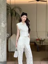 白色レースシャツとストレートパンツのおしゃれな夏用コーディネート（セットアップ対応）