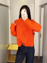 オレンジの交差ネックV字デザインのニットセーター【ウール混紡】