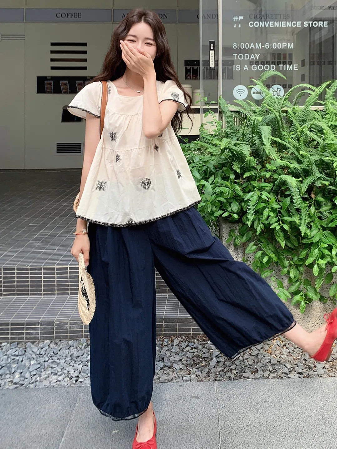 6月後半に着るべき「きれいな服装」は、70年代の文芸スタイルが今こそ注目される？