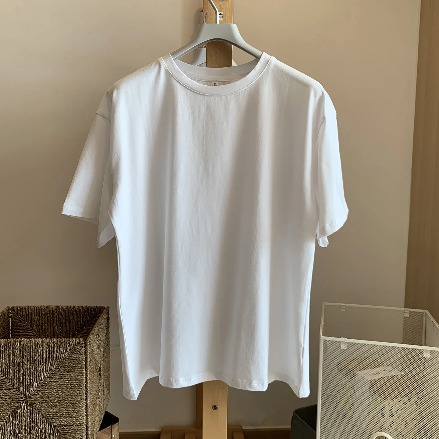 コットン製ブラックホワイト半袖Tシャツ：型崩れしないハンガー対応の夏用ゆったりデザイン