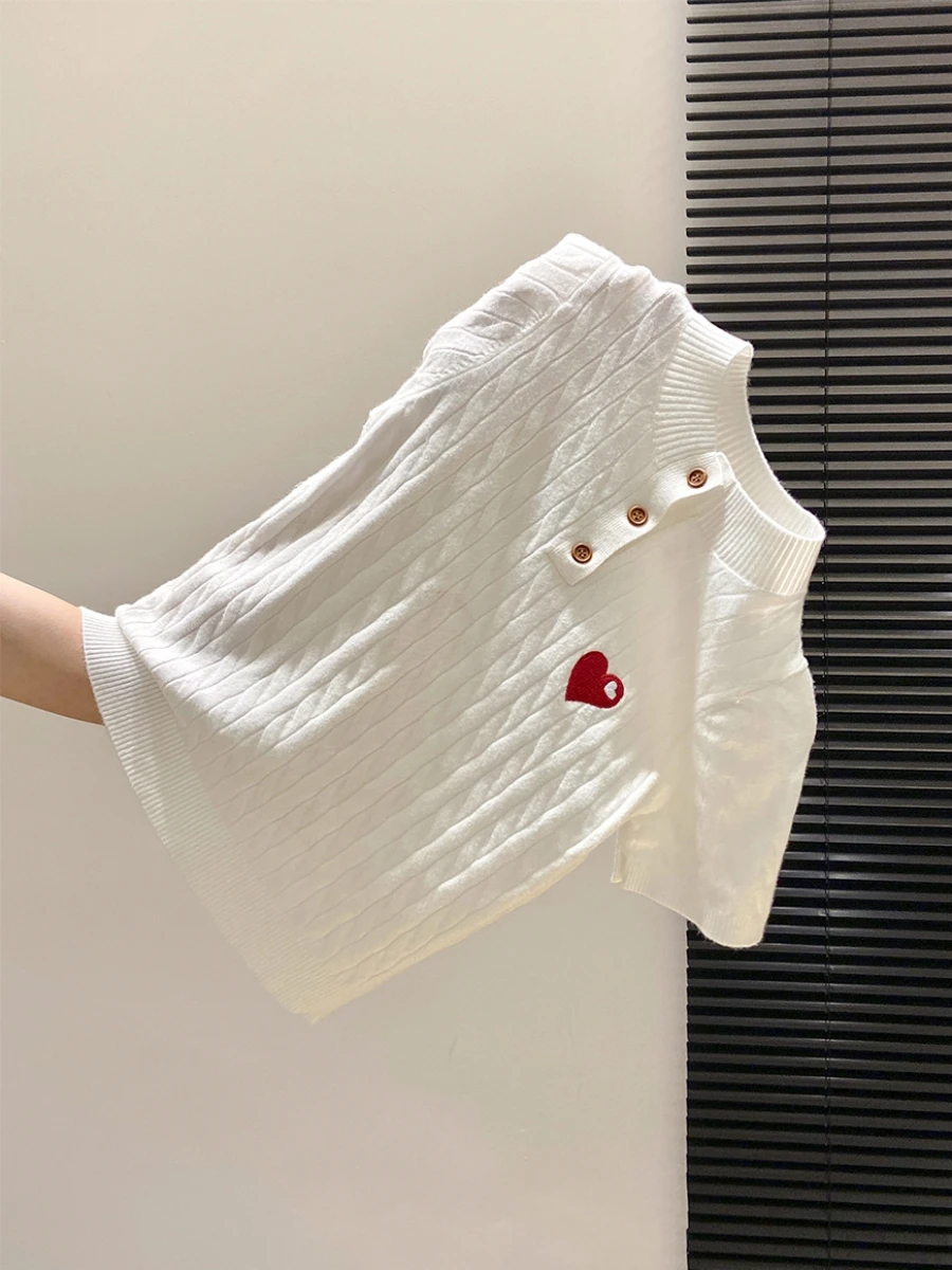 ピチッとしたニットは、本当に夏にぴったりなの？ハート刺繍の赤いニットTシャツが教えてくれたこと