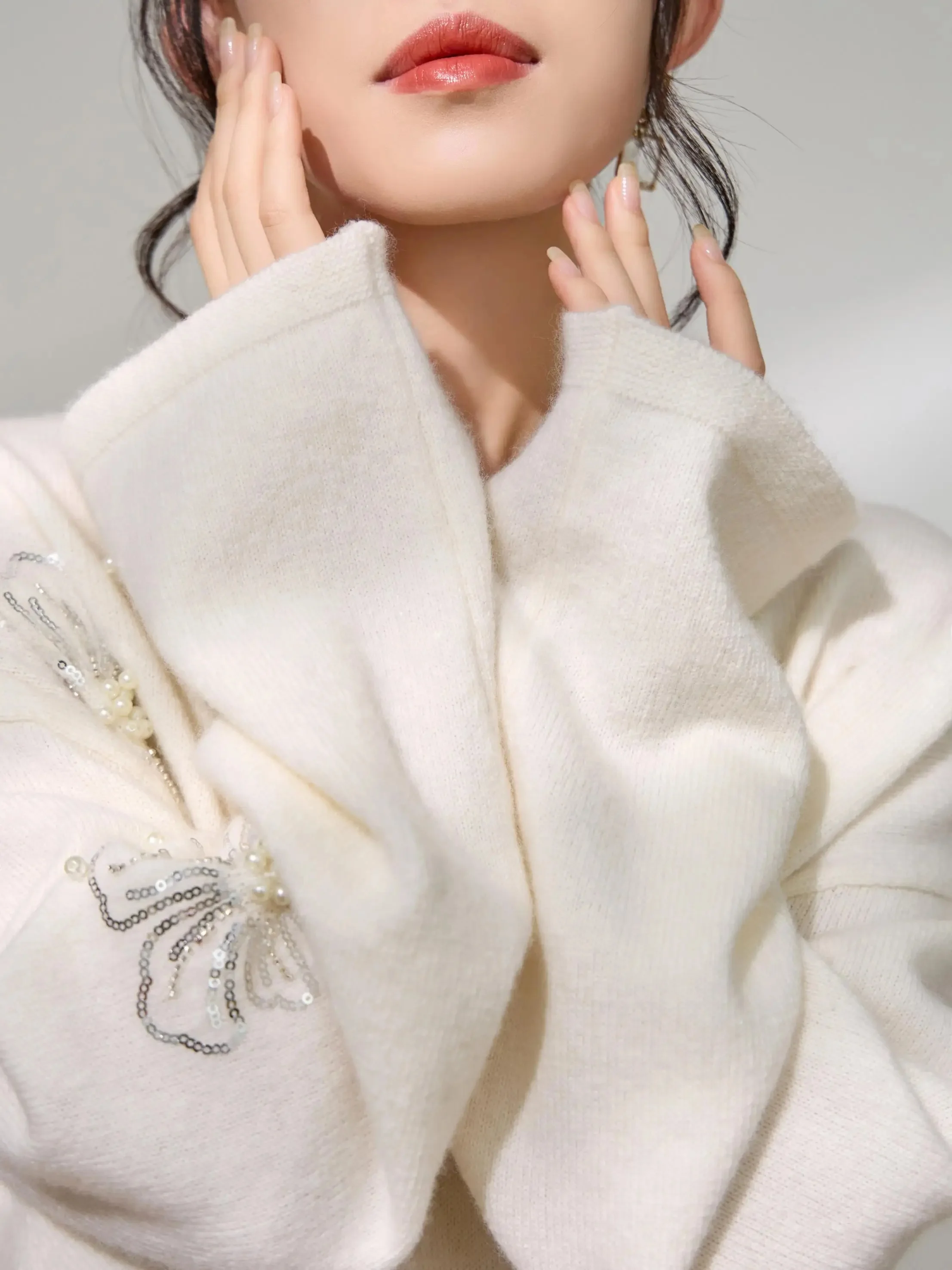 春の淡色コーデに欠かせないアイテムは？オフホワイトのニットカーデ  ィガンとキャミソールドレスのセットアップが解決する