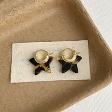 アクリル製 ジオメトリックデザインのヒョウ柄イヤリング【ファッショナブル・通勤向け】