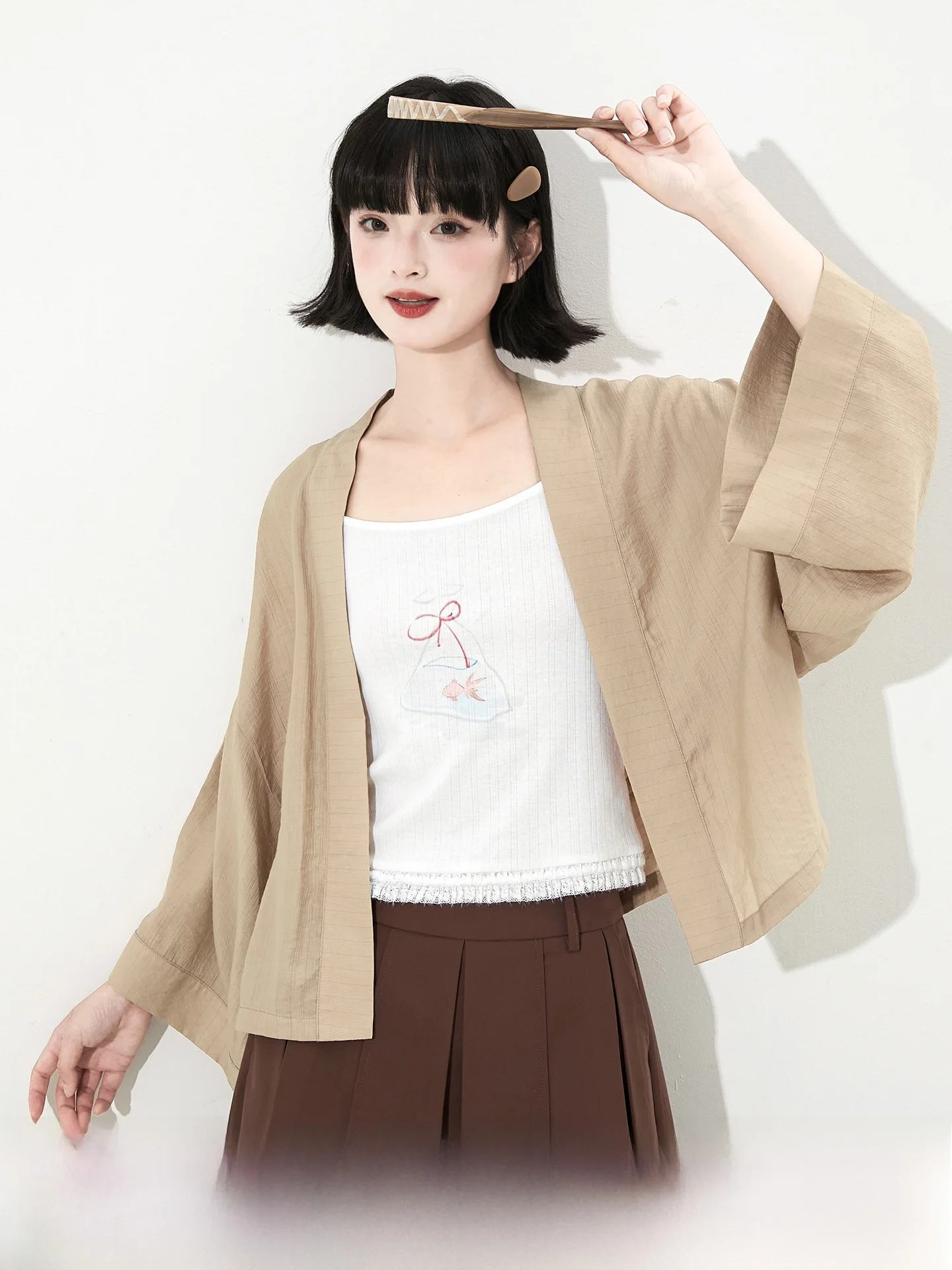 カフェカラーのカーディガン：ゆったりシルエットで春の日常着こなしを実現