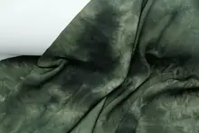 柔らかなドレープ感の苔色と暗い軍用緑の不規則なタイダイ柄麻シフォン生地のチャイナドレス素材
