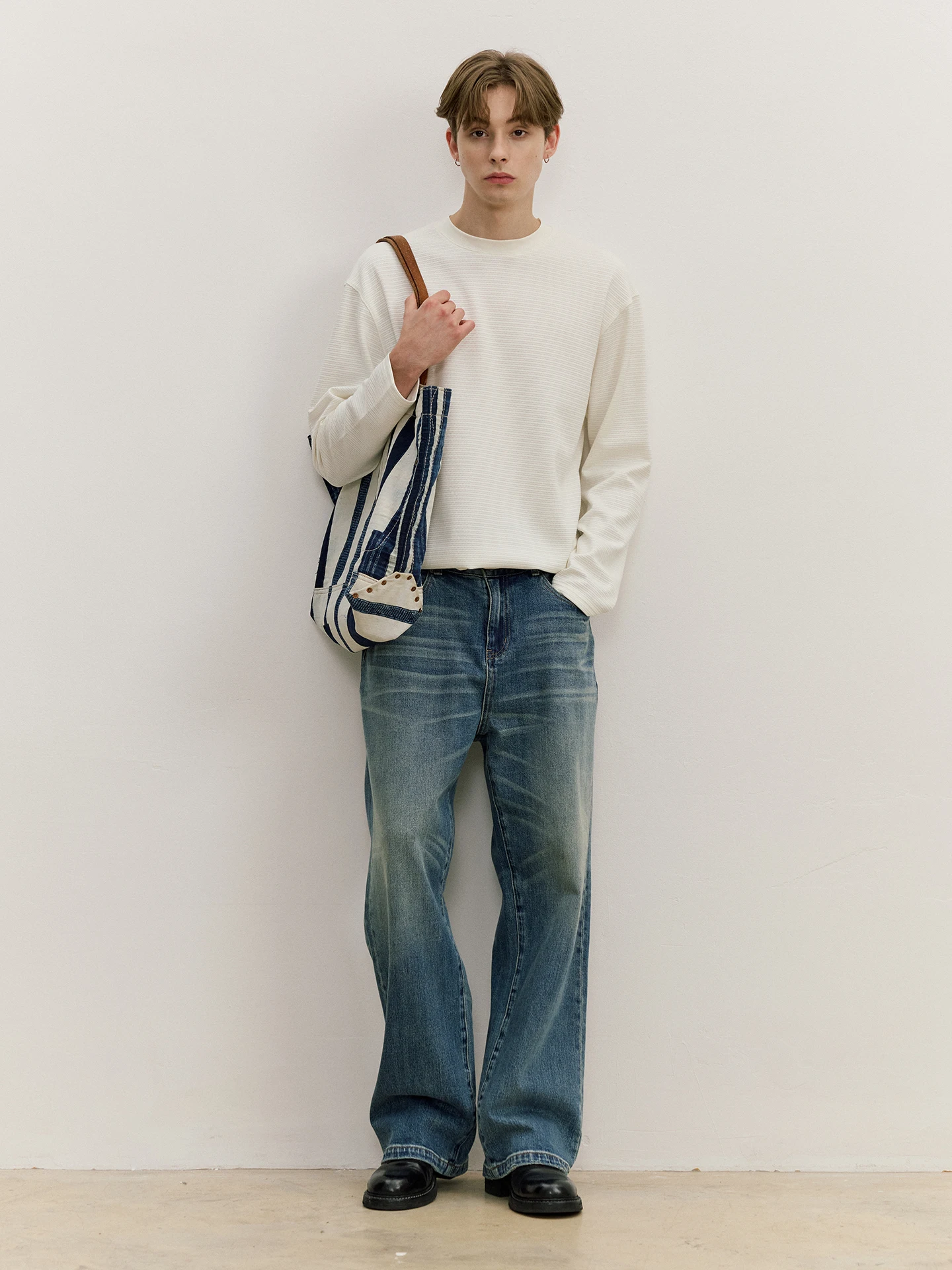 大学生男性が秋に着るべき、シンプルでスタイリッシュなTシャツはどれ？