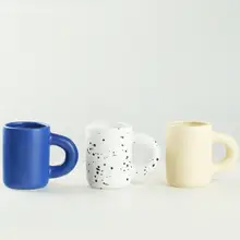 北欧風デザインの陶器マグカップ【クラインブルー・クリーム色・太めの取っ手】