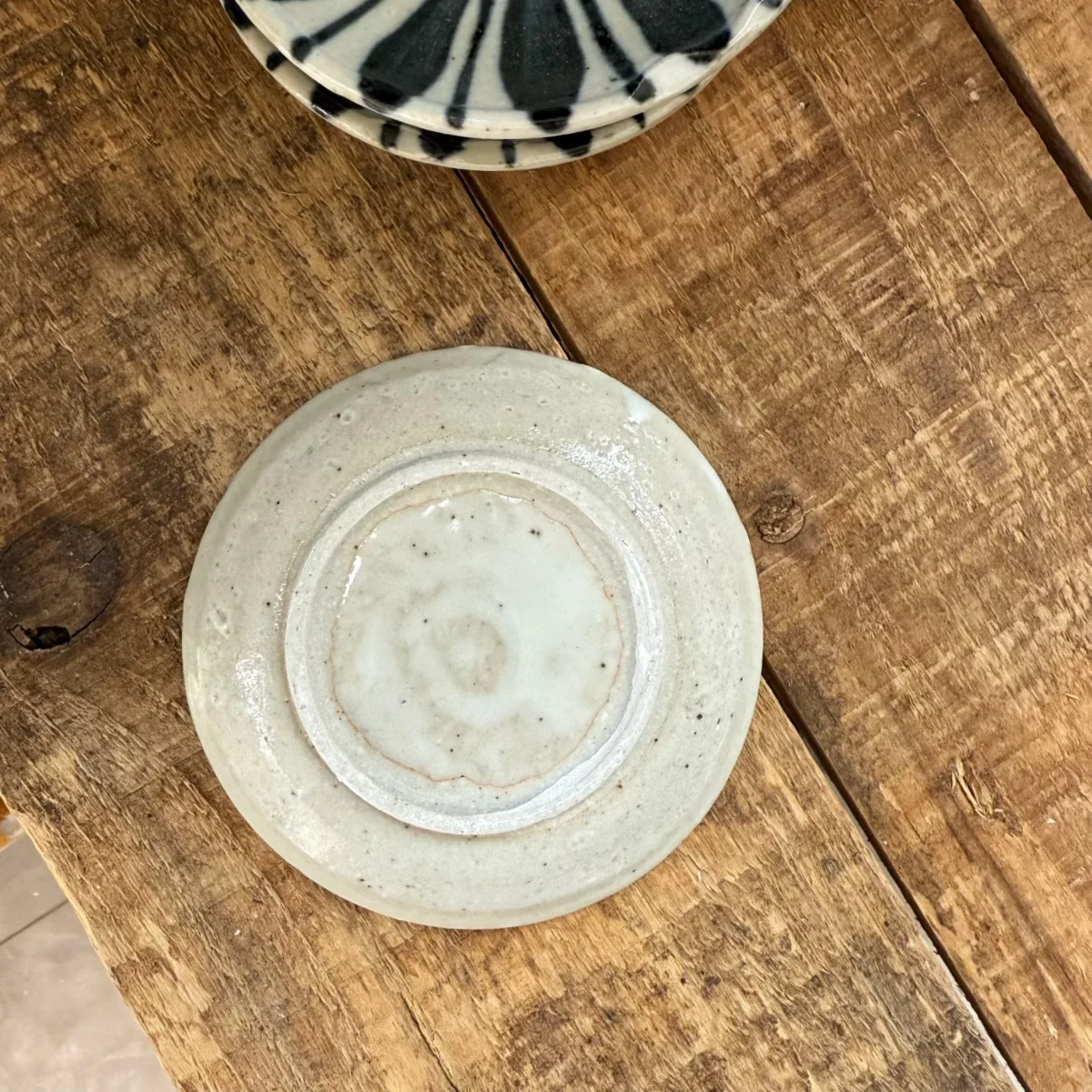 高級感ある釉下彩陶瓷醤油皿：日本製の和風デザインで実用性と美しさを両立