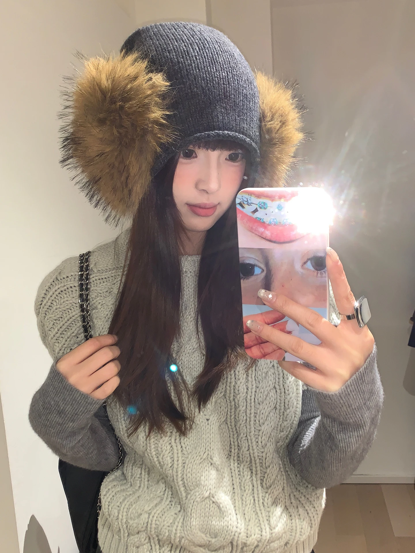 耳あて付き帽子：純羊毛製グレーもこもこ帽子の冬用保暖性能と実用性
