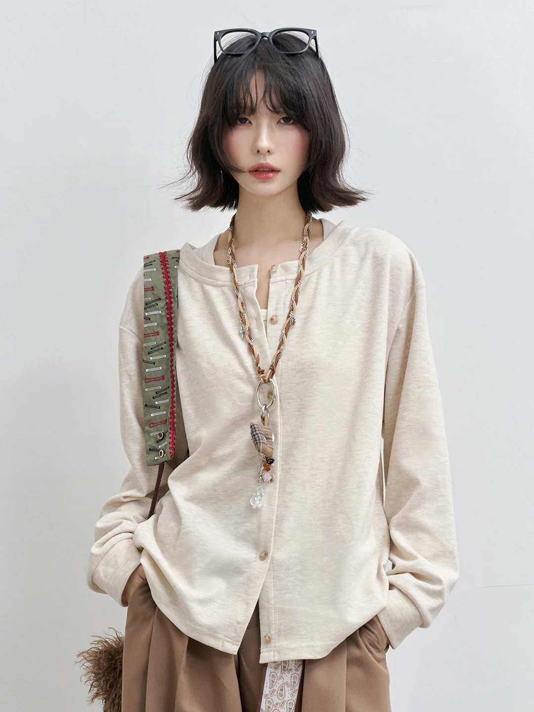 両面着用のVネックカーディガンTシャツで、日常のスタイルをどう変える？